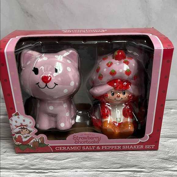 Strawberry Shortcake Other - NIB Strawberry Shortcake Ceramic Salt & Pepper Shaker Set